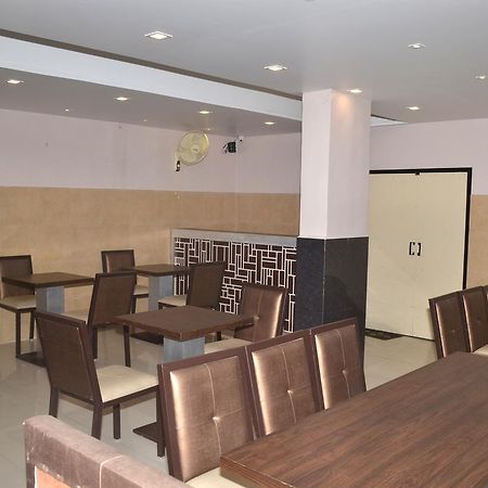 Hotel Sapphire Junagadh Buitenkant foto