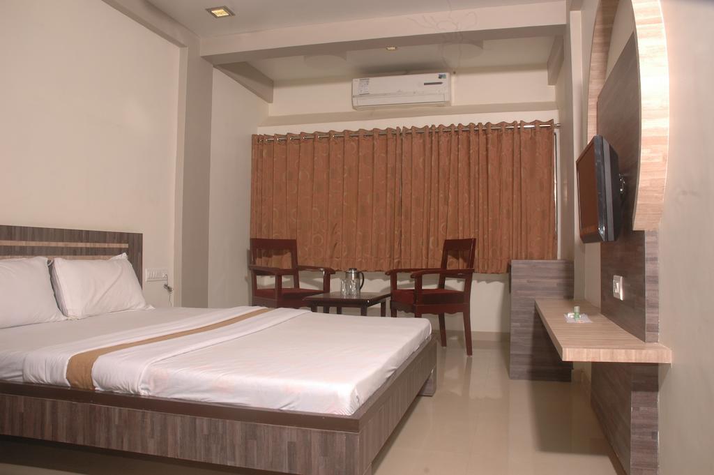 Hotel Sapphire Junagadh Kamer foto