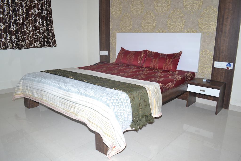 Hotel Sapphire Junagadh Buitenkant foto