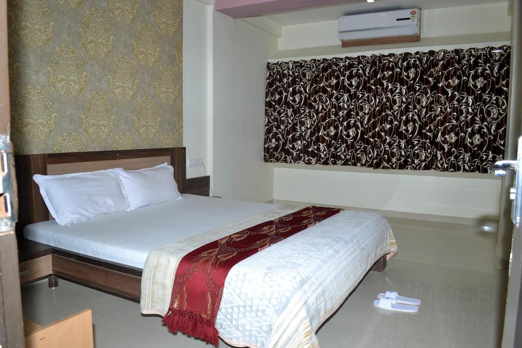 Hotel Sapphire Junagadh Buitenkant foto