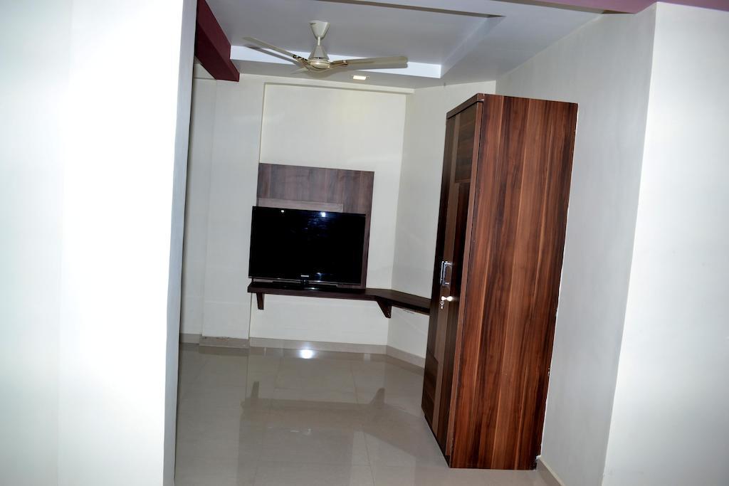 Hotel Sapphire Junagadh Buitenkant foto