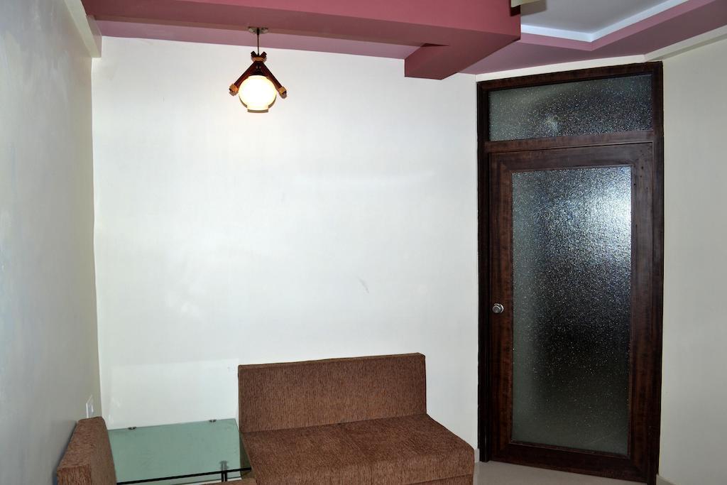 Hotel Sapphire Junagadh Buitenkant foto