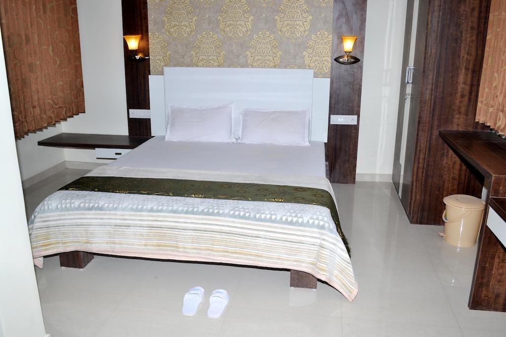 Hotel Sapphire Junagadh Buitenkant foto