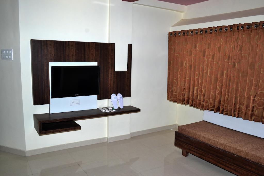 Hotel Sapphire Junagadh Buitenkant foto