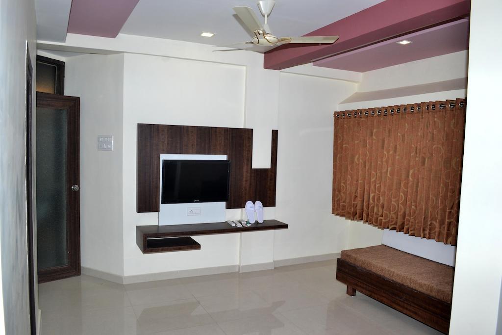Hotel Sapphire Junagadh Buitenkant foto
