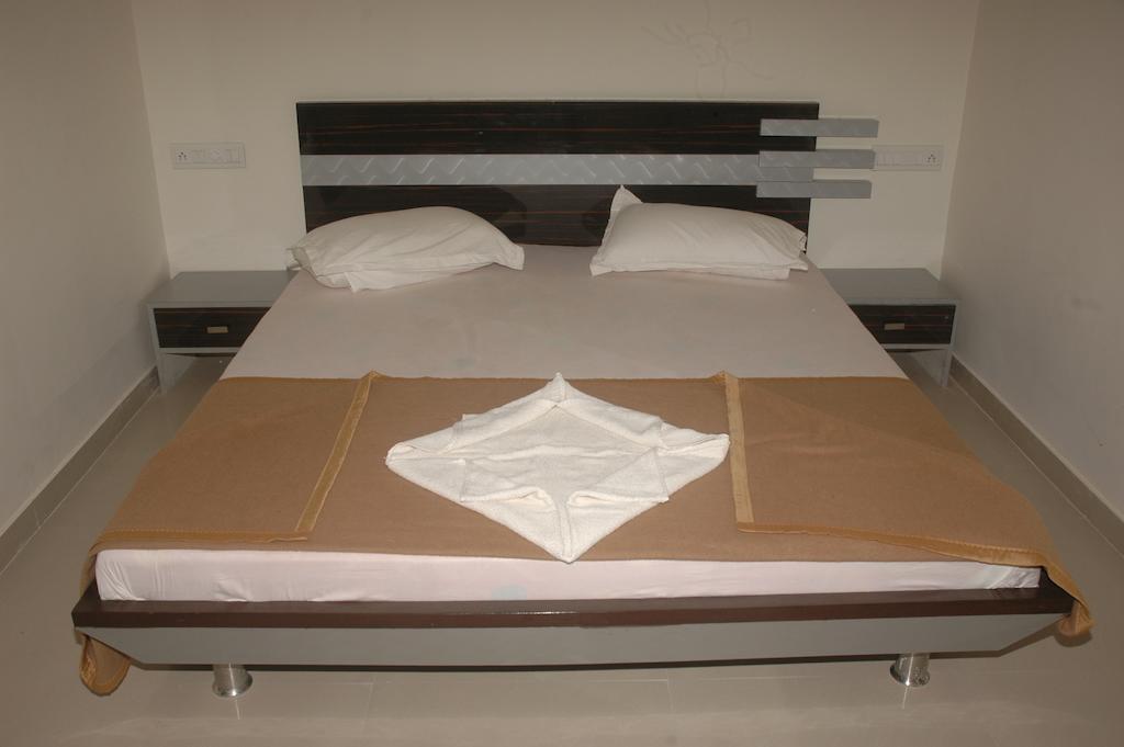 Hotel Sapphire Junagadh Kamer foto