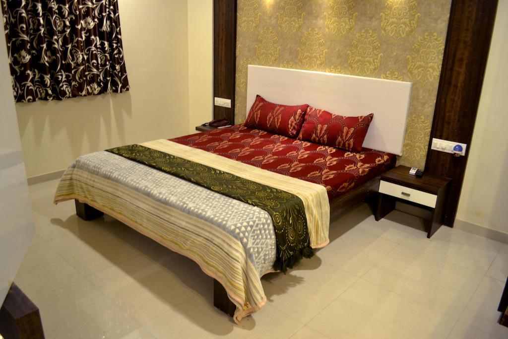 Hotel Sapphire Junagadh Kamer foto