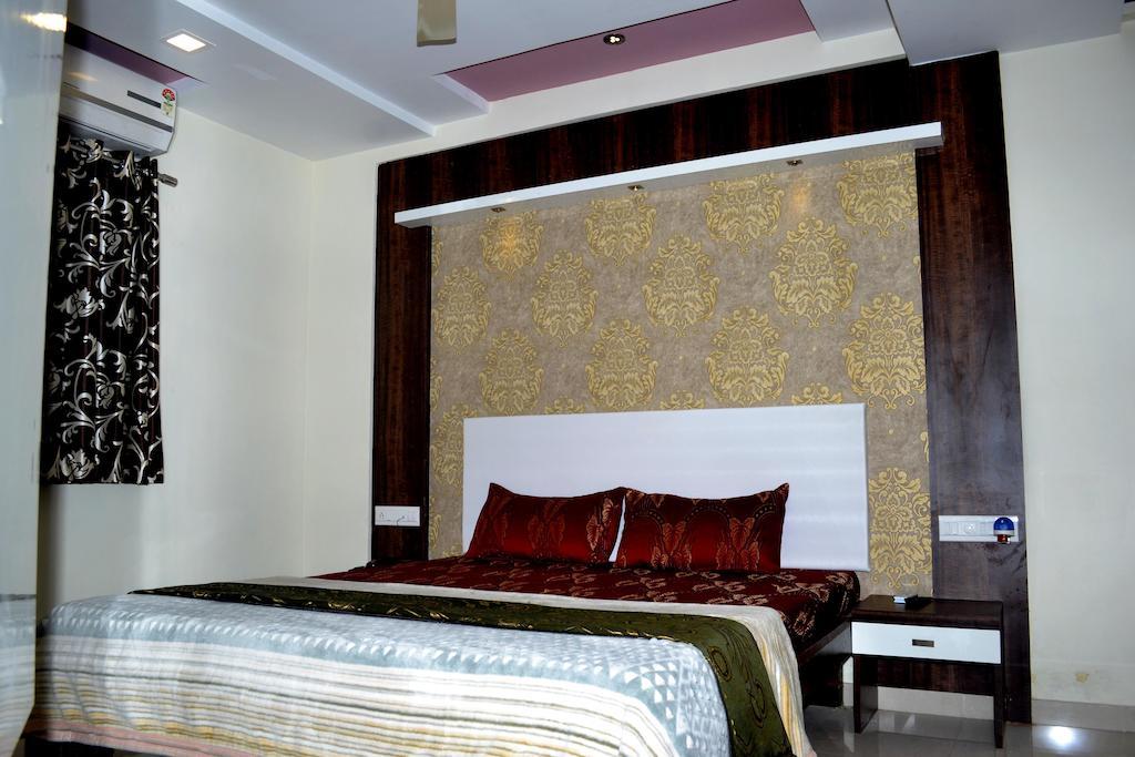Hotel Sapphire Junagadh Buitenkant foto