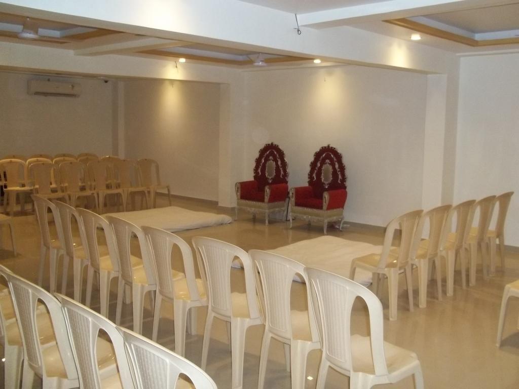 Hotel Sapphire Junagadh Buitenkant foto