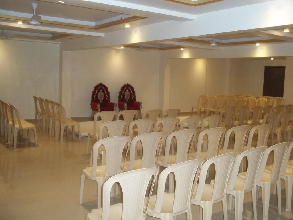 Hotel Sapphire Junagadh Buitenkant foto