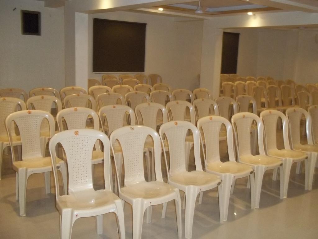 Hotel Sapphire Junagadh Buitenkant foto
