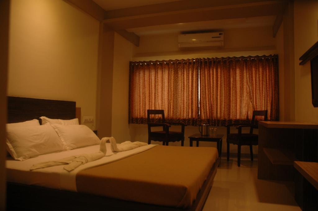 Hotel Sapphire Junagadh Buitenkant foto