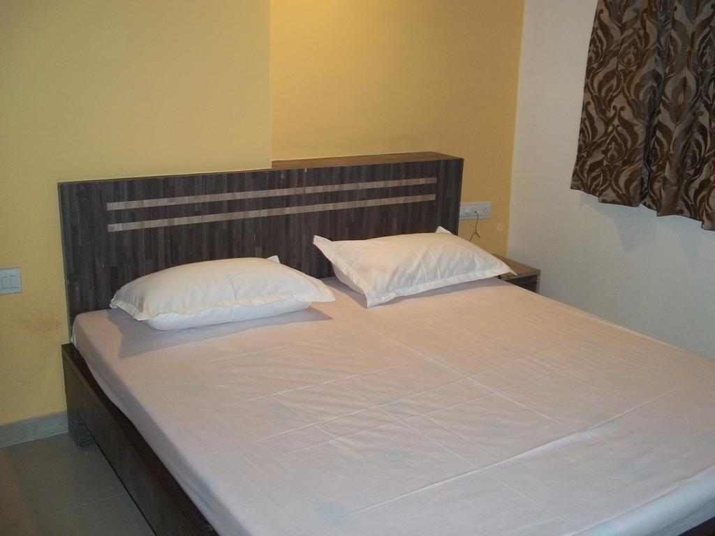 Hotel Sapphire Junagadh Buitenkant foto
