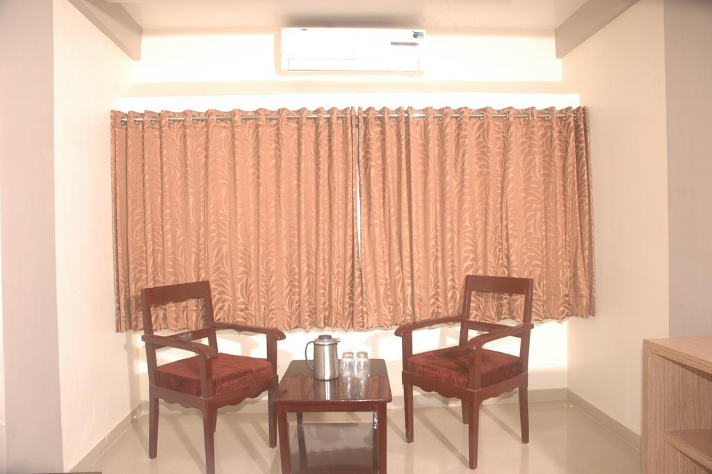 Hotel Sapphire Junagadh Buitenkant foto