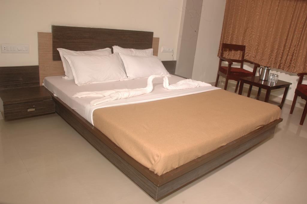 Hotel Sapphire Junagadh Buitenkant foto