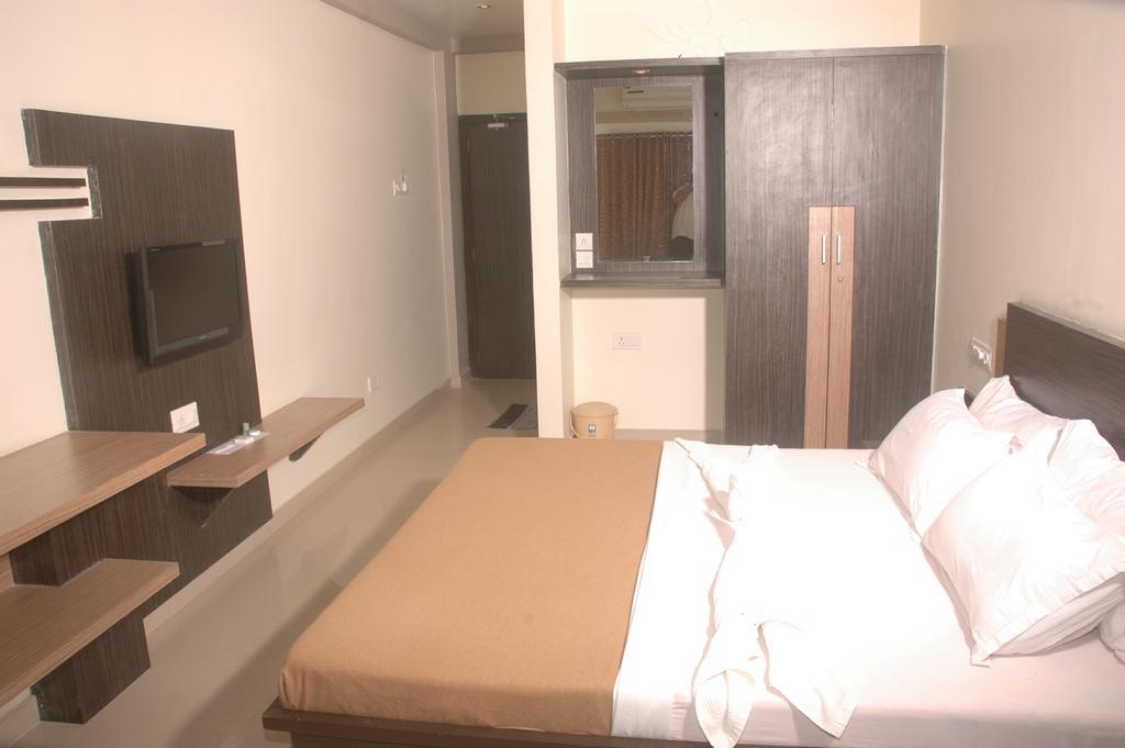 Hotel Sapphire Junagadh Buitenkant foto