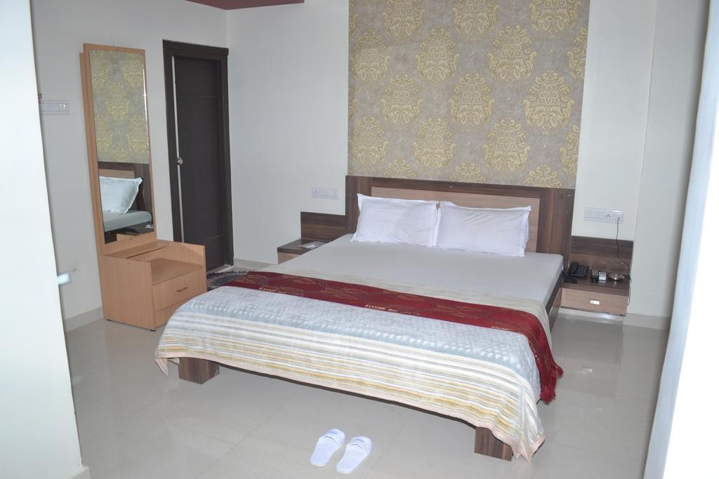 Hotel Sapphire Junagadh Buitenkant foto