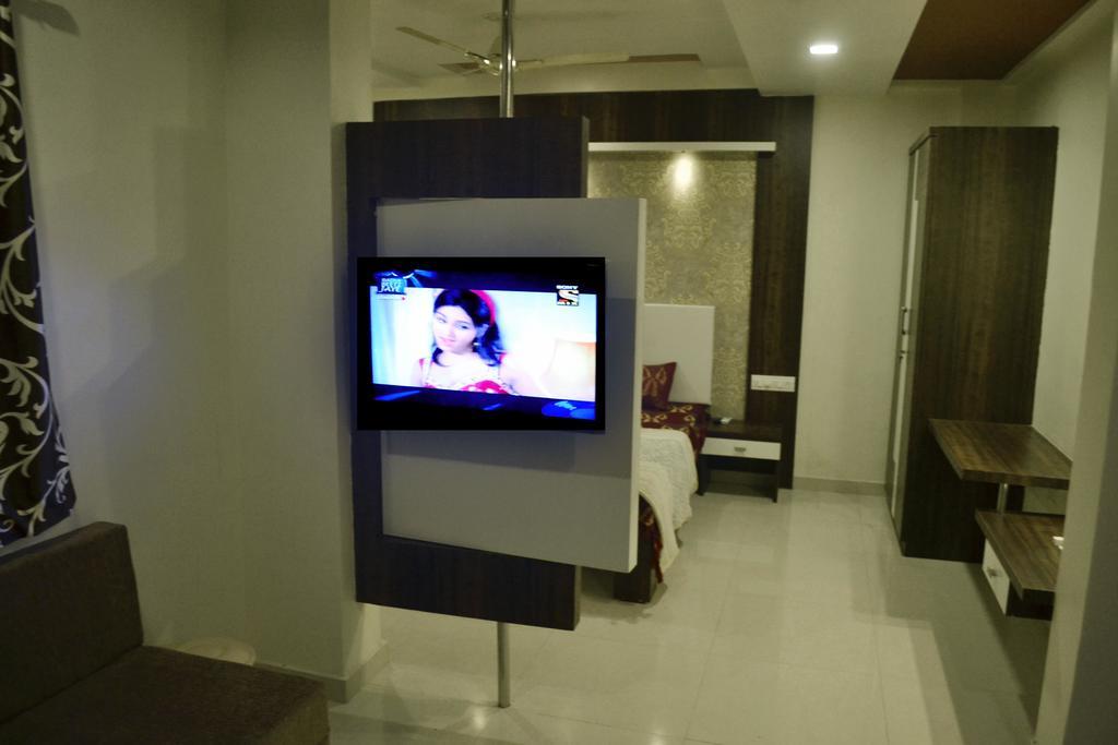 Hotel Sapphire Junagadh Buitenkant foto