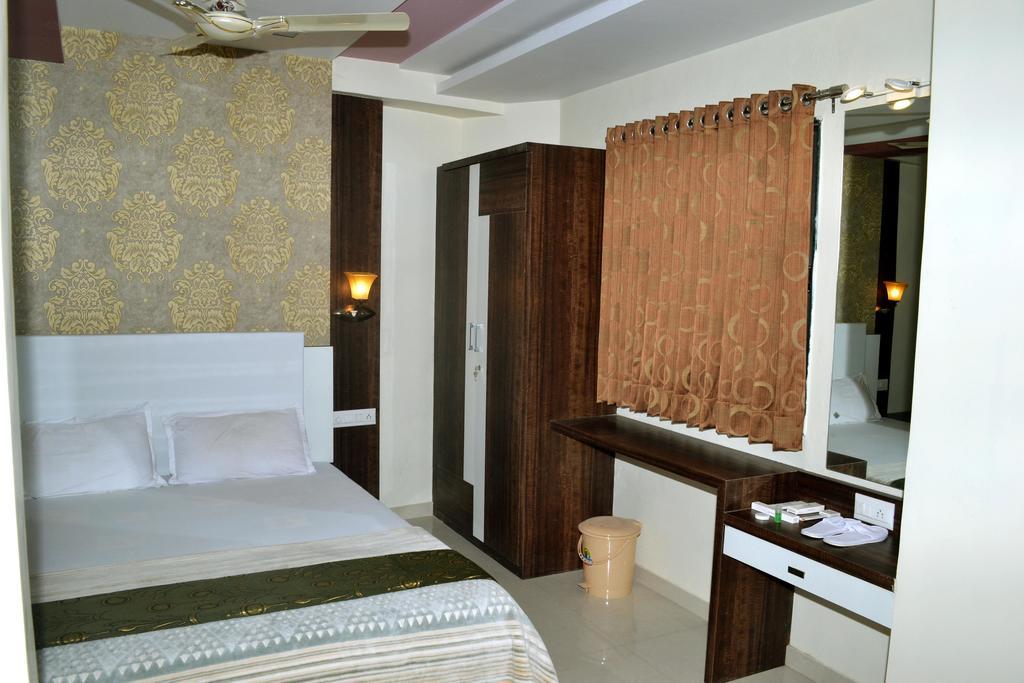 Hotel Sapphire Junagadh Buitenkant foto