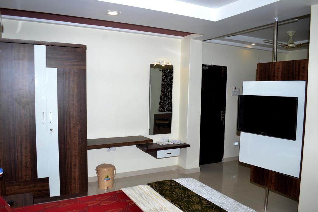 Hotel Sapphire Junagadh Buitenkant foto