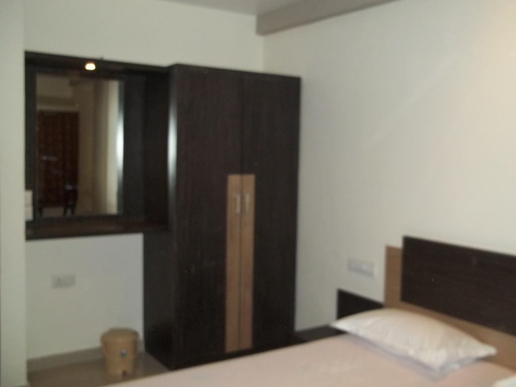 Hotel Sapphire Junagadh Buitenkant foto