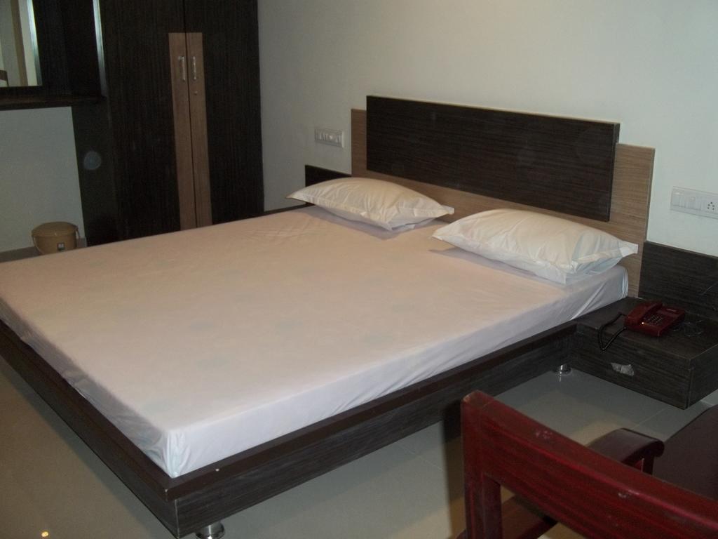 Hotel Sapphire Junagadh Buitenkant foto