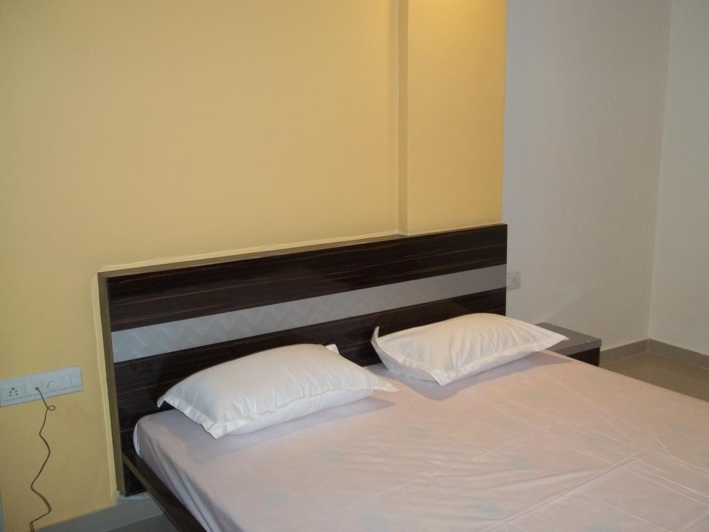 Hotel Sapphire Junagadh Buitenkant foto