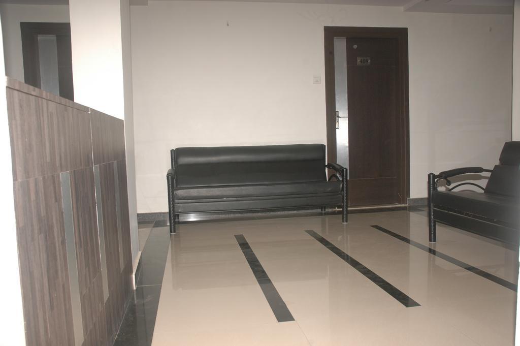 Hotel Sapphire Junagadh Buitenkant foto
