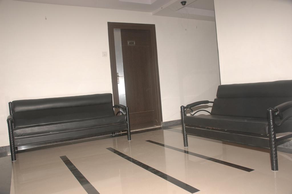 Hotel Sapphire Junagadh Buitenkant foto