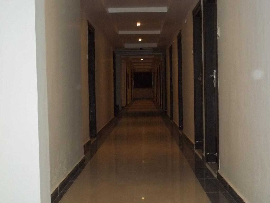 Hotel Sapphire Junagadh Buitenkant foto