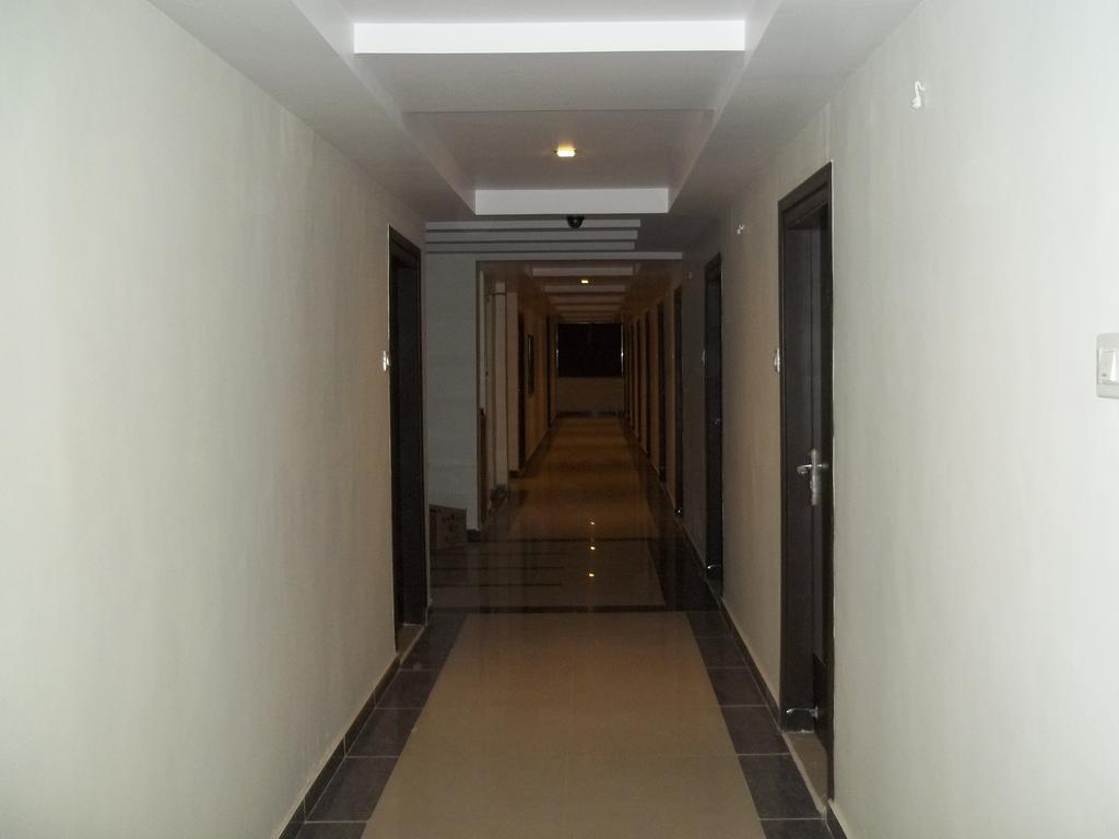 Hotel Sapphire Junagadh Buitenkant foto