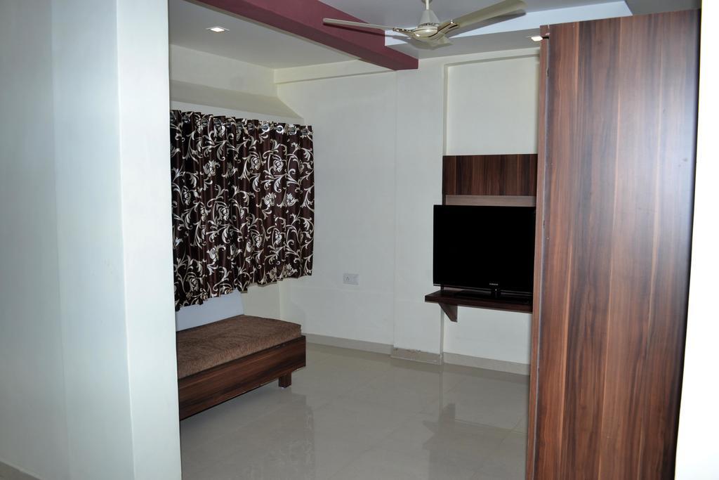 Hotel Sapphire Junagadh Buitenkant foto