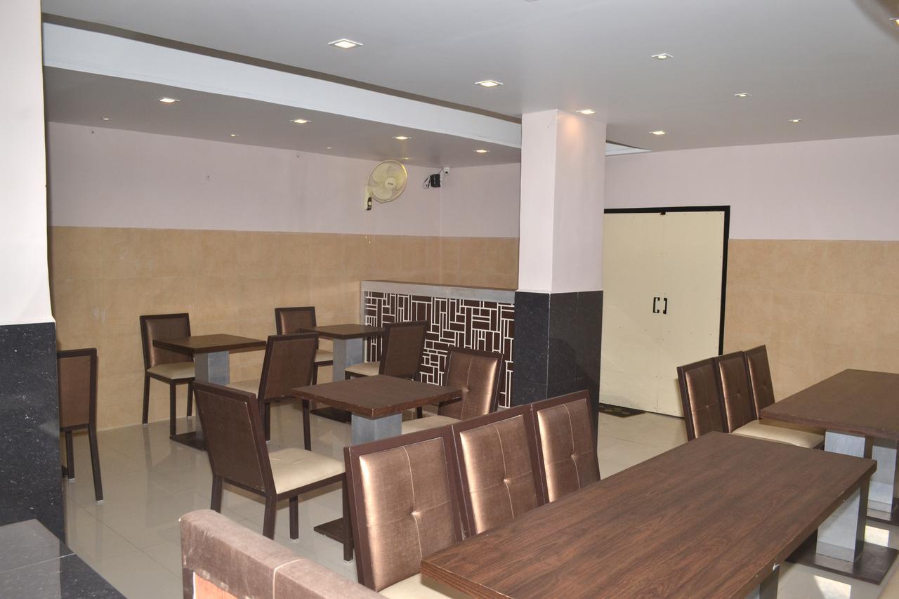 Hotel Sapphire Junagadh Buitenkant foto