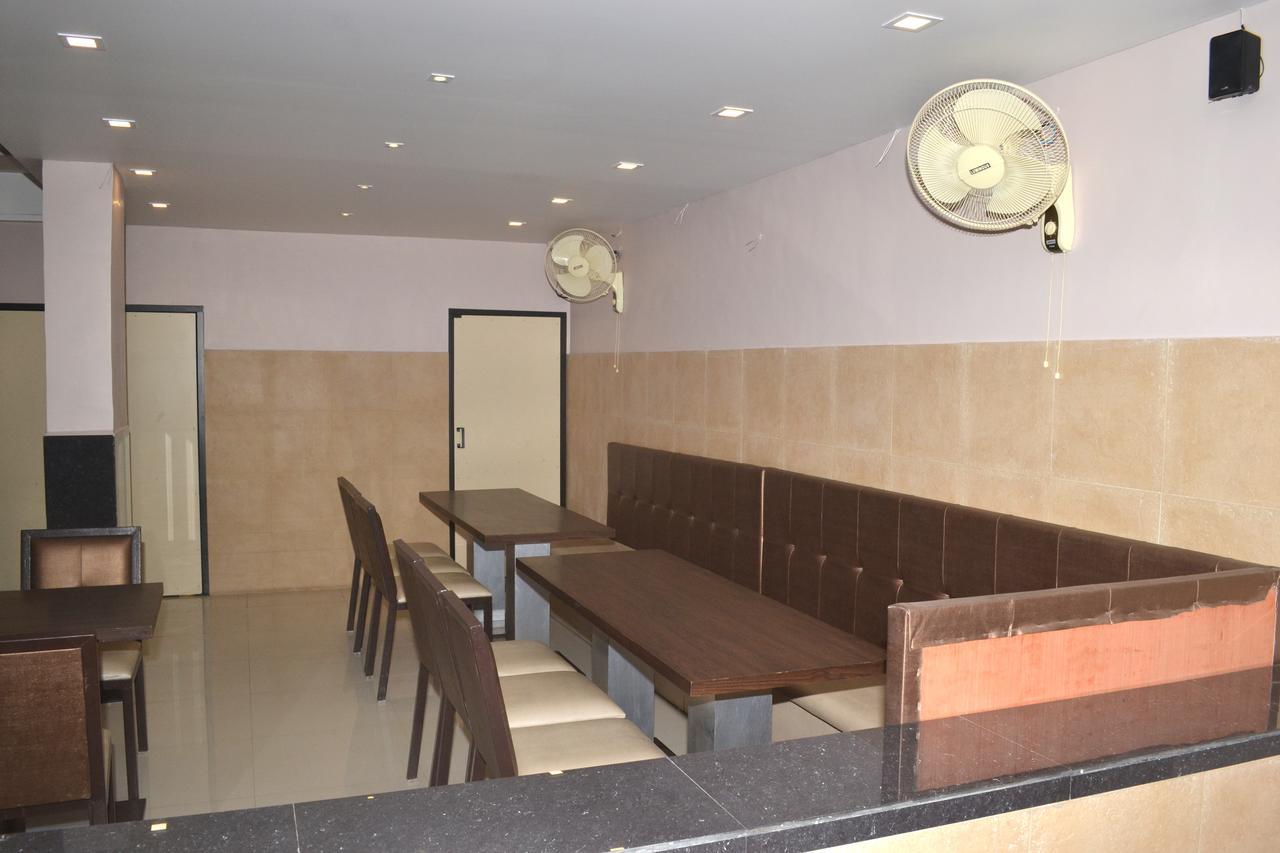 Hotel Sapphire Junagadh Buitenkant foto