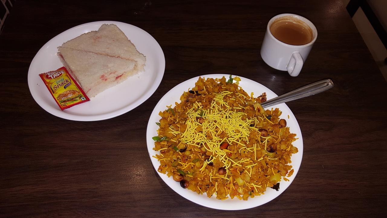 Hotel Sapphire Junagadh Buitenkant foto