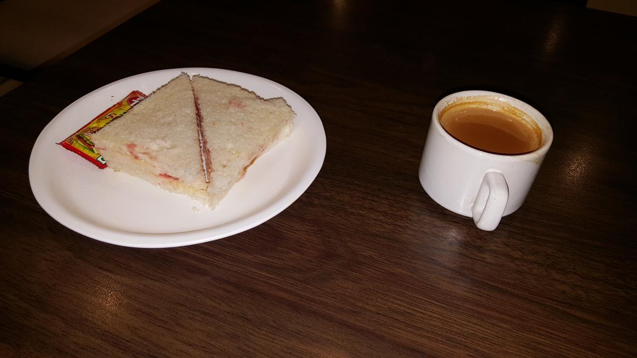 Hotel Sapphire Junagadh Buitenkant foto