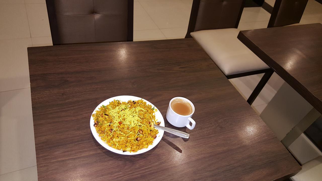 Hotel Sapphire Junagadh Buitenkant foto