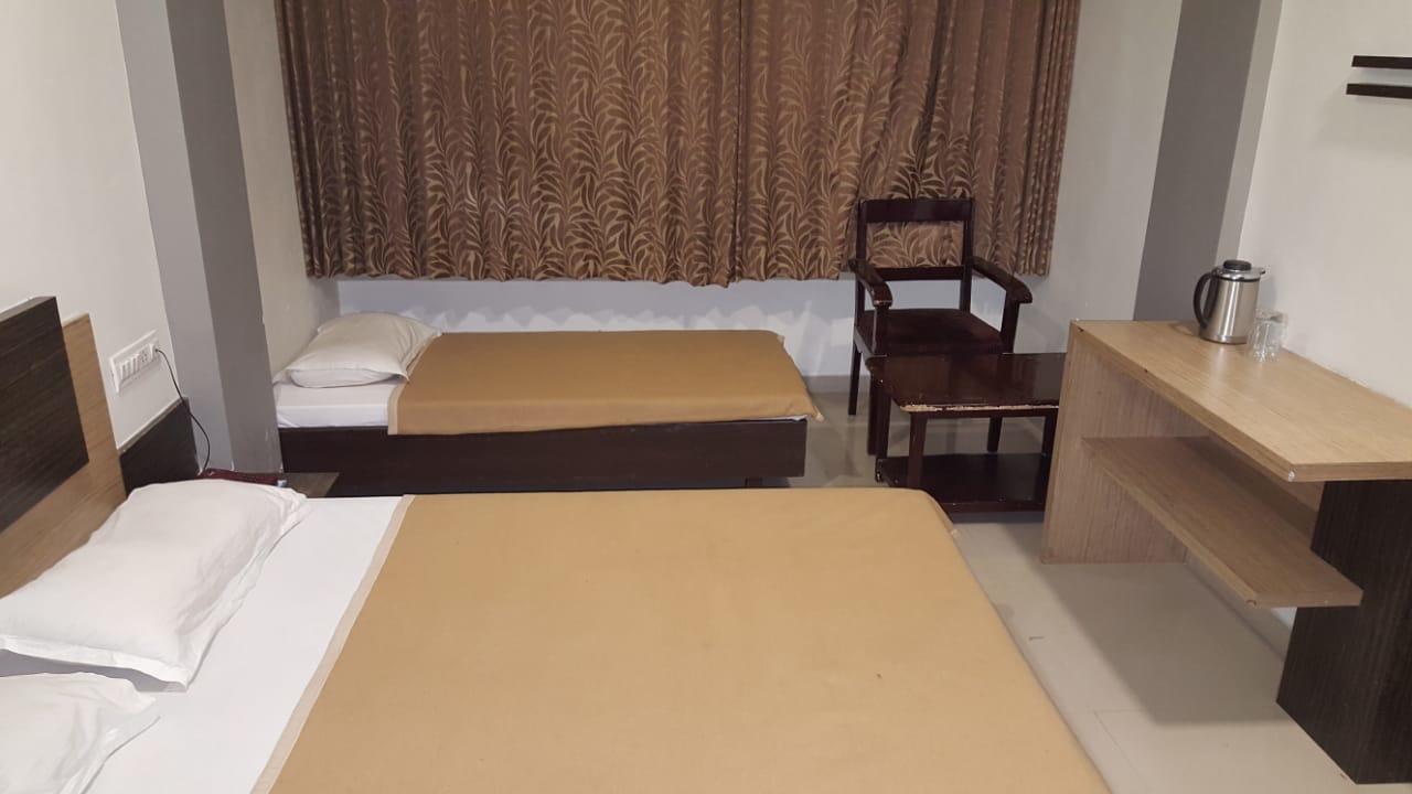 Hotel Sapphire Junagadh Buitenkant foto