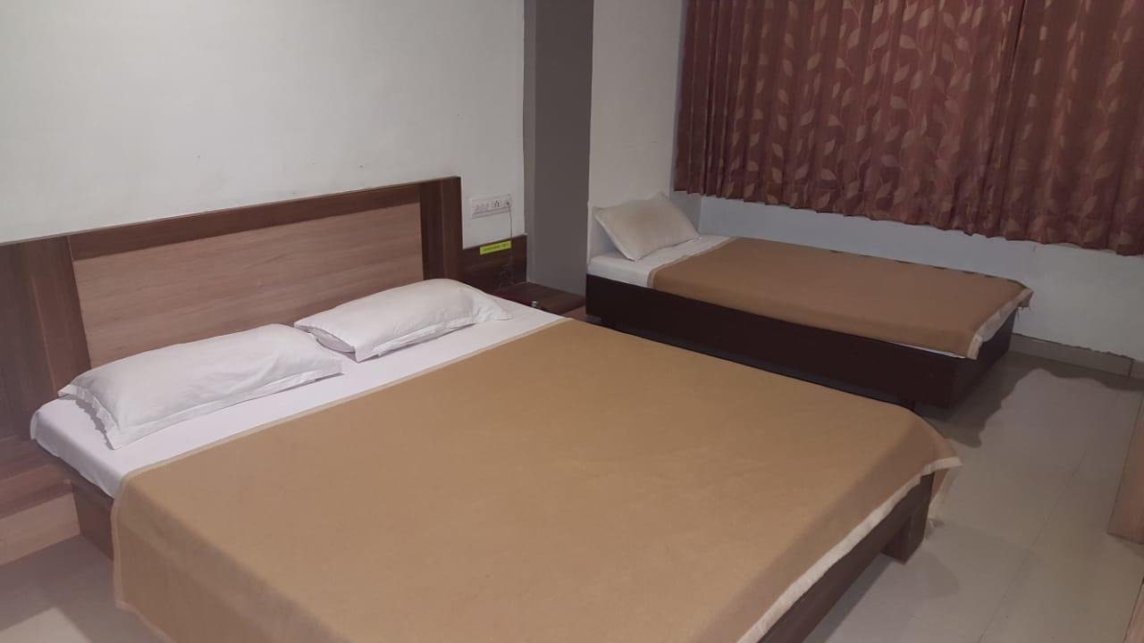 Hotel Sapphire Junagadh Buitenkant foto