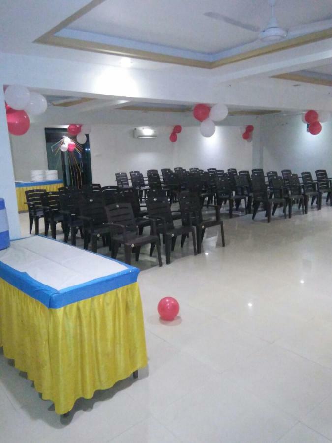 Hotel Sapphire Junagadh Buitenkant foto